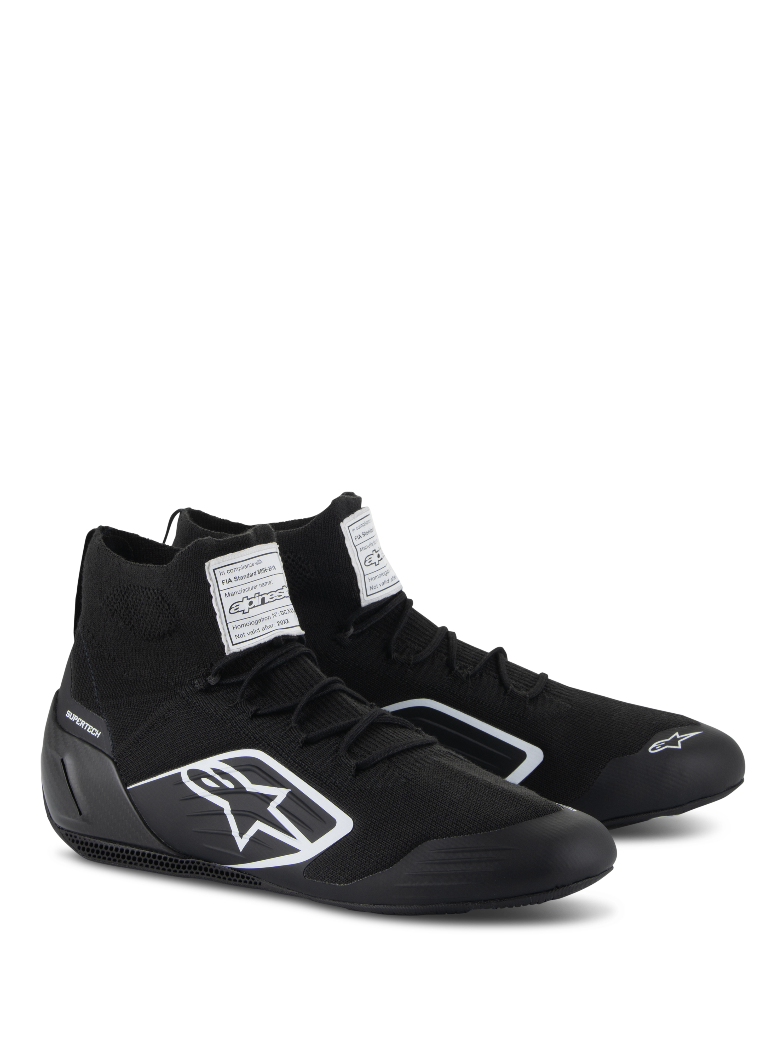Scarpe Alpinestars Supertech, scarpe da auto racing, nero, con tomaia ignifuga interamente in maglia e tallone in fibra di carbonio, logo Alpinestars bianco sul lato, etichette di certificazione FIA/SFI sulla linguetta, calzature professionali per motorsport dal design elegante