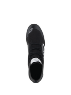 Scarpe Alpinestars Supertech - FIA/SFI, scarpe da corsa auto, nero, vista dall'alto che mostra la tomaia interamente in maglia aramidica, i lacci piatti e il logo Alpinestars bianco sulla punta, calzature professionali per motorsport