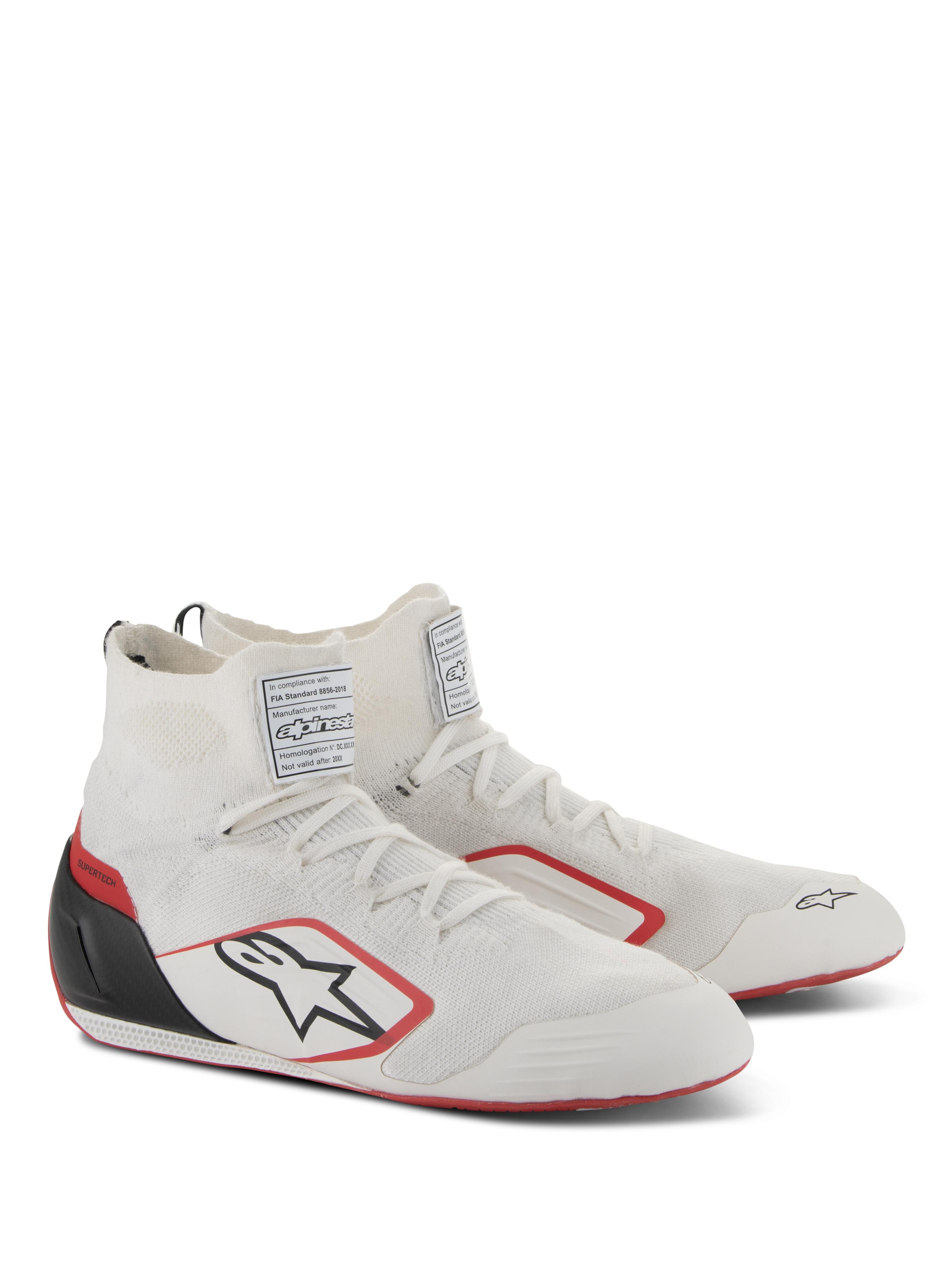Scarpe Alpinestars Supertech, calzature per gare automobilistiche, bianco, rosso e nero, con tomaia interamente in maglia, coppa del tallone in fibra di carbonio nera e dettagli rossi sulla suola e sul logo, scarpe professionali da motorsport con etichette di certificazione FIA/SFI sulla linguetta.