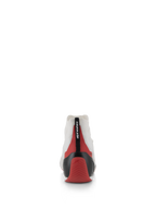 Scarpe Alpinestars Supertech, vista posteriore di scarpa da corsa bianca con accenti rossi e neri, dotata di coppa del tallone in carbonio termoformato e tomaia in maglia bianca, calzatura professionale da motorsport progettata per comfort e stabilità