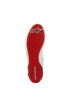 Scarpe Alpinestars Supertech, calzature per corse automobilistiche, vista della suola rossa, suola in gomma ultra-sottile con battistrada asimmetrico, dettagli del logo in bianco e rosso, calzature da corsa professionali per un'ottima sensibilità sui pedali.