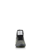 Scarpe Alpinestars Supertech, scarpe da corsa per auto, grigio con nero e giallo fluo, vista frontale con tomaia in maglia ed etichetta di certificazione FIA sulla linguetta