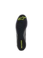 Scarpe Alpinestars Supertech, calzature per corse automobilistiche, Cool Gray e Giallo Fluo, vista dettagliata della suola in gomma nera con battistrada asimmetrico testurizzato e loghi Alpinestars gialli per grip e sensibilità sui pedali.