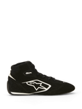 Alpinestars SP V3 Scarpe FIA, scarpe da corsa automobilistica, nero e bianco, profilo laterale che mostra la tomaia in pelle scamosciata premium con grande logo Alpinestars bianco, design a collo alto, marchio "SP" vicino alla caviglia e suola sottile specifica per le corse con finiture bianche.