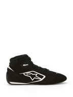 Alpinestars SP V3 Scarpe FIA, scarpe da corsa automobilistica, nero e bianco, profilo laterale che mostra la tomaia in pelle scamosciata premium con grande logo Alpinestars bianco, design a collo alto, marchio "SP" vicino alla caviglia e suola sottile specifica per le corse con finiture bianche.