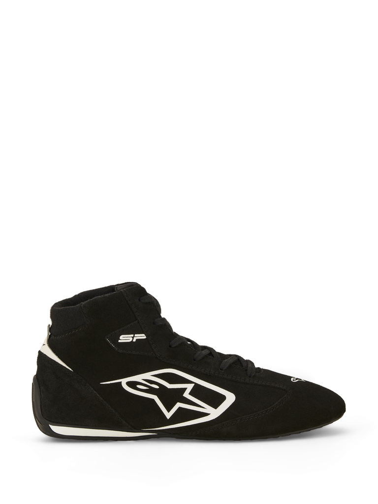 Alpinestars SP V3 Scarpe FIA, scarpe da corsa automobilistica, nero e bianco, profilo laterale che mostra la tomaia in pelle scamosciata premium con grande logo Alpinestars bianco, design a collo alto, marchio "SP" vicino alla caviglia e suola sottile specifica per le corse con finiture bianche.