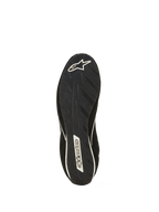 Scarpe Alpinestars SP V3 FIA, vista della suola della scarpa da corsa nera, caratterizzata da un'esclusiva mescola di gomma con grip a trama lineare per la sensibilità sui pedali, logo a stella Alpinestars bianco sul tallone e scritta sull'arco plantare