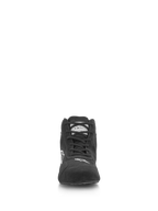 Scarpe Alpinestars SP V2, scarpe da corsa auto, nero, vista frontale con tomaia in pelle scamosciata premium, sistema di allacciatura asimmetrico, logo Alpinestars bianco sulla punta, calzature professionali da motorsport
