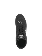 Scarpe Alpinestars SP V2, scarpe da auto racing, nero, vista dall'alto che mostra il sistema di allacciatura asimmetrica, struttura in camoscio premium e logo Astars bianco sulla punta