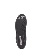 Scarpe Alpinestars SP V2, scarpe da auto racing, nero, vista dal basso della suola ultra-sottile con specifiche Formula 1, trama testurizzata per la sensibilità sui pedali, con loghi Alpinestars bianchi sul tallone e sulla parte mediale