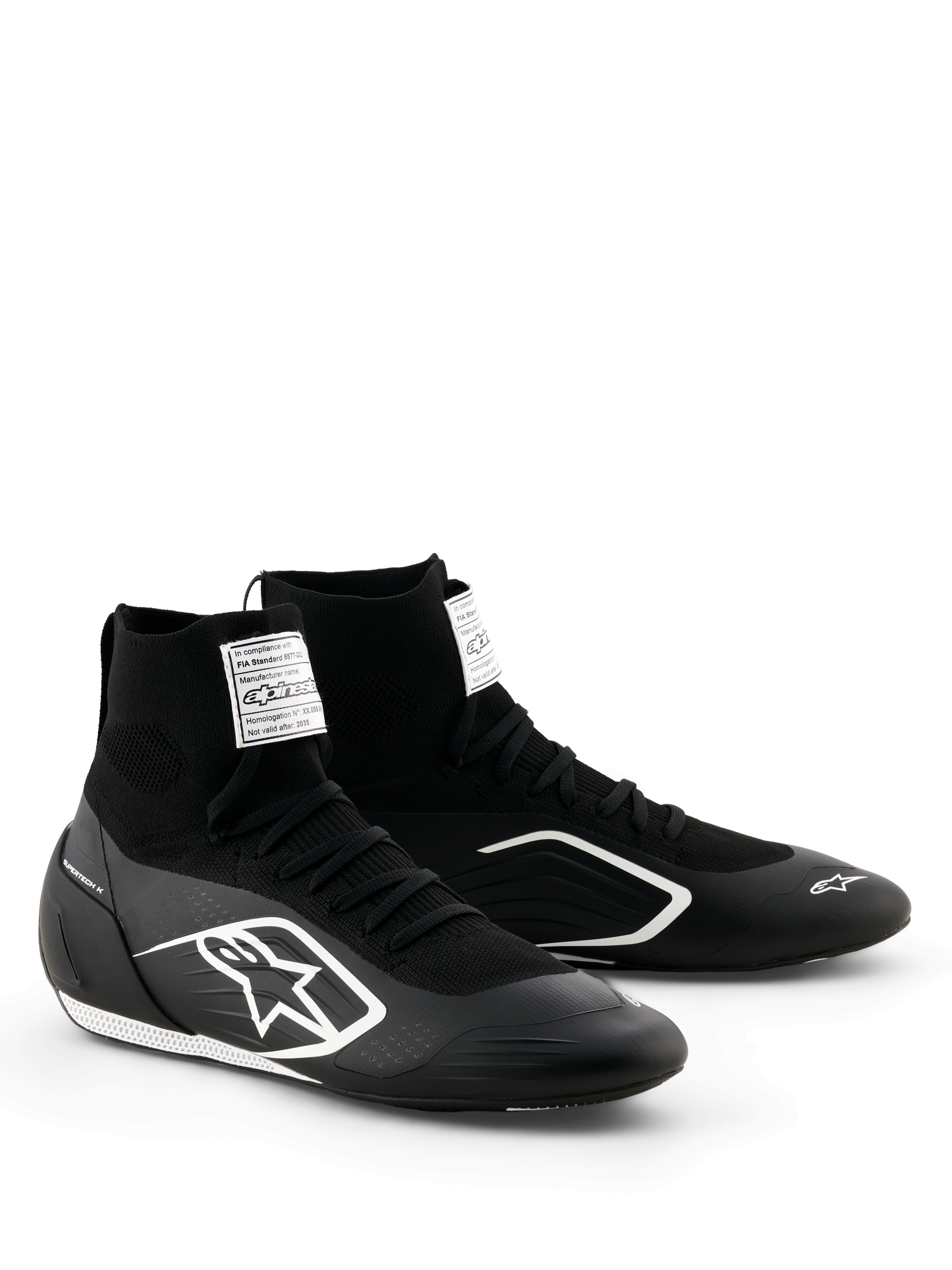 Alpinestars Supertech K Shoes - FIA, scarpe da karting, nero e bianco, tomaia interamente in maglia con calzata alta tipo calzino, logo Alpinestars bianco sul lato, etichetta di certificazione FIA bianca sulla linguetta, design sottile e leggero per prestazioni da gara