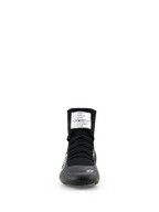 Alpinestars Supertech K Shoes - FIA, scarpe da karting, nero e bianco, vista frontale con tomaia in maglia a taglio alto, lacci neri ed etichetta di omologazione FIA sulla linguetta.