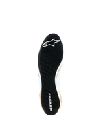Scarpe Alpinestars Supertech K - FIA, vista dal basso con suola in gomma nera ultra-sottile, battistrada asimmetrico per l'aderenza, logo e scritta Alpinestars bianchi, dettagli laterali oro e bianchi, calzature tecniche da karting