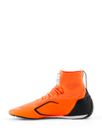 Alpinestars Supertech K Shoes - FIA, scarpe da karting, arancione fluo, nero e bianco, vista laterale con tomaia in maglia senza cuciture, colletto integrato, contrafforte del tallone in TPU nero e suola performante ultra-sottile.