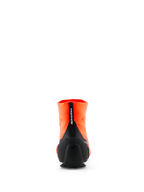 Scarpe Alpinestars Supertech K - FIA, scarpe da karting, arancione fluo e nero, vista posteriore che mostra la tomaia a maglia, contrafforte del tallone in TPU iniettato nero e tirante verticale con branding Alpinestars, calzature professionali per motorsport.