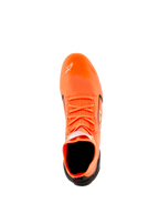 Alpinestars Supertech K Shoes - FIA, scarpe da kart, arancione fluo, nero e bianco, vista dall'alto che mostra la costruzione della tomaia in maglia, lacci arancioni, logo Astars bianco sulla punta e contrafforte del tallone nero