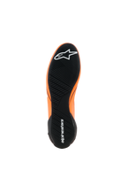 Alpinestars Supertech K Shoes - FIA, scarpe da karting, arancione fluo nero e bianco, vista della suola in gomma nera con battistrada asimmetrico, loghi Alpinestars bianchi su punta e tallone, suola tecnica ultra sottile