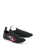 Alpinestars Tech Gaming Shoes, calzature da Sim-Racing, nero, caratterizzate da una tomaia in maglia elasticizzata senza cuciture, logo bianco ricamato con accenti rossi, design a calza a basso profilo con linguette posteriori, ottimizzate per la sensibilità sui pedali