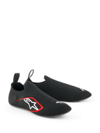 Alpinestars Tech Gaming Shoes, calzature da Sim-Racing, nero, caratterizzate da una tomaia in maglia elasticizzata senza cuciture, logo bianco ricamato con accenti rossi, design a calza a basso profilo con linguette posteriori, ottimizzate per la sensibilità sui pedali