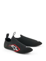 Alpinestars Tech Gaming Shoes, calzature da Sim-Racing, nero, caratterizzate da una tomaia in maglia elasticizzata senza cuciture, logo bianco ricamato con accenti rossi, design a calza a basso profilo con linguette posteriori, ottimizzate per la sensibilità sui pedali