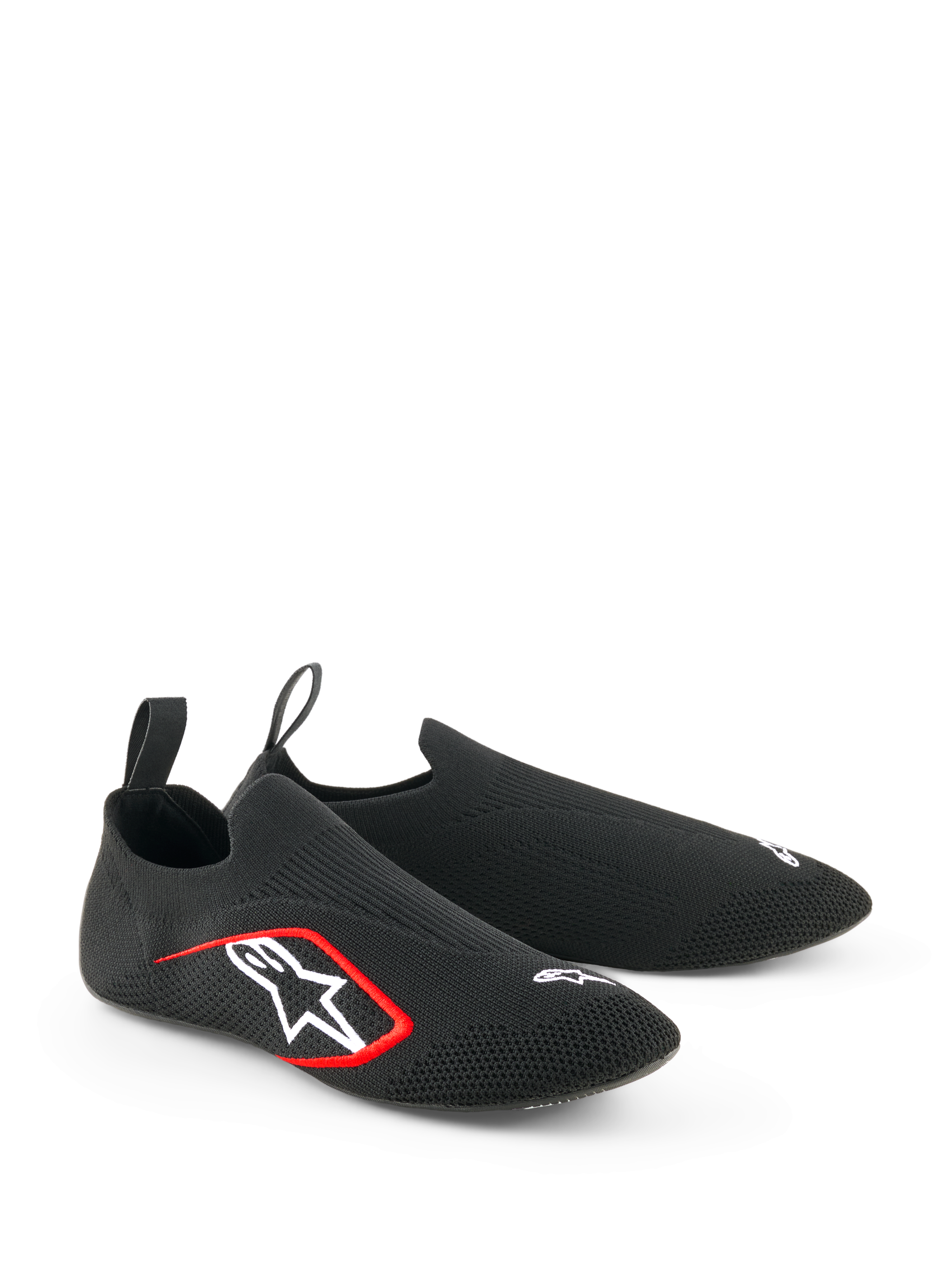 Alpinestars Tech Gaming Shoes, calzature da Sim-Racing, nero, caratterizzate da una tomaia in maglia elasticizzata senza cuciture, logo bianco ricamato con accenti rossi, design a calza a basso profilo con linguette posteriori, ottimizzate per la sensibilità sui pedali
