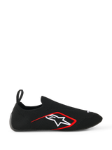 Scarpe Alpinestars Tech Gaming, scarpe da sim-racing, nero, profilo laterale che mostra la tomaia in maglia elasticizzata senza cuciture, logo Alpinestars a stella bianco con bordo rosso, passante posteriore, calzata simile a un calzino per corse virtuali