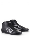 Alpinestars Scarpe Tech-1 K Start V2, scarpe da karting in nero e bianco, con tomaia leggera in microfibra, pannelli di ventilazione traforati e grafiche con logo Astars bianco.