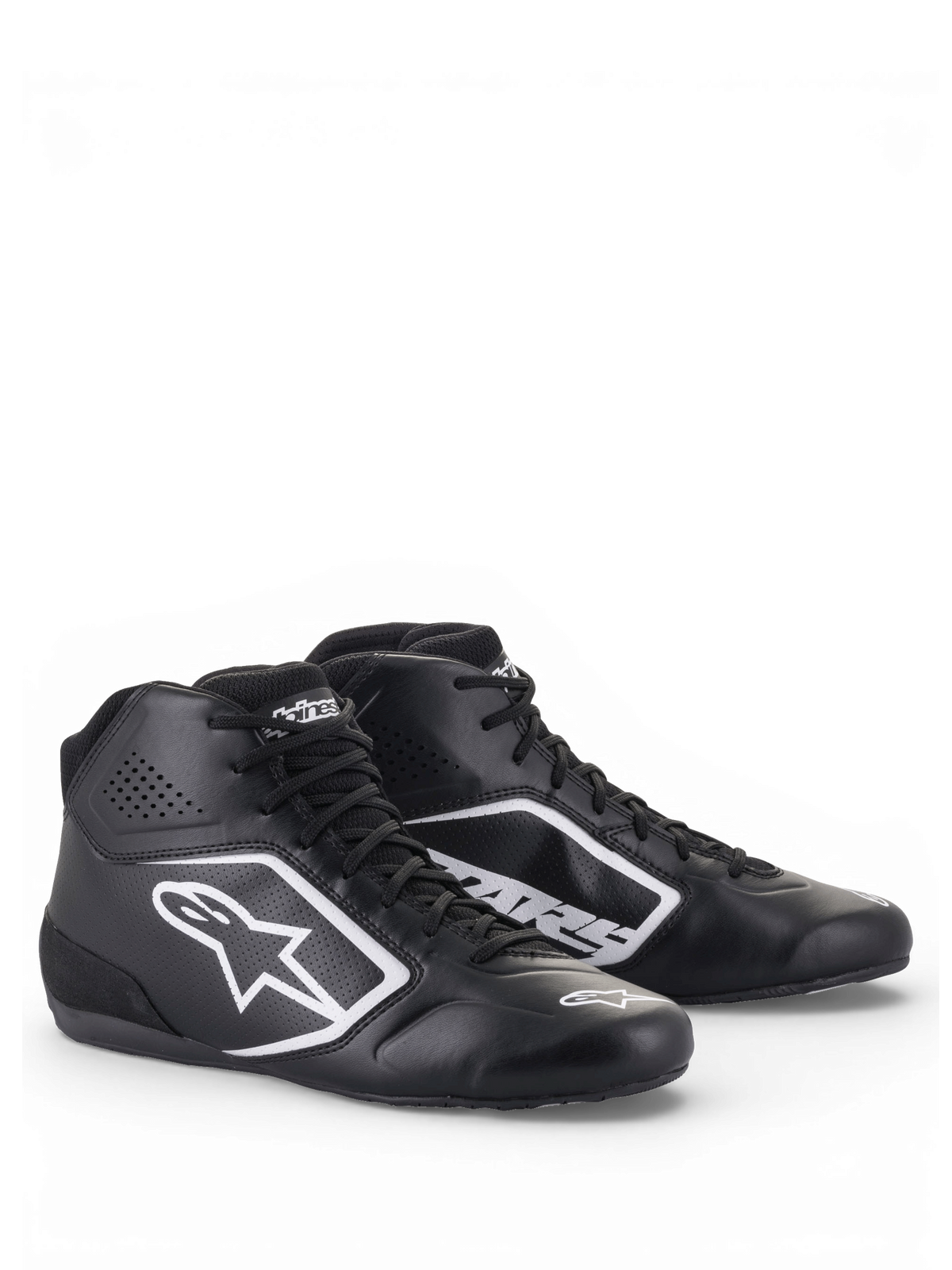 Alpinestars Scarpe Tech-1 K Start V2, scarpe da karting in nero e bianco, con tomaia leggera in microfibra, pannelli di ventilazione traforati e grafiche con logo Astars bianco.