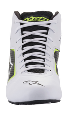 Scarpe Alpinestars Tech-1 K Start V2, scarpe da kart, bianco, nero e giallo fluo, vista frontale con lacci bianchi, linguetta in mesh nera con logo giallo e struttura in microfibra bianca con pannelli laterali traforati.