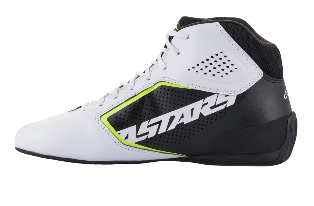 Scarpe Alpinestars Tech-1 K Start V2, scarpe da karting, bianco, nero e giallo fluo, vista laterale con tomaia in microfibra bianca traforata, pannello laterale nero con vistoso marchio ASTARS, dettagli giallo neon e suola nera affusolata.
