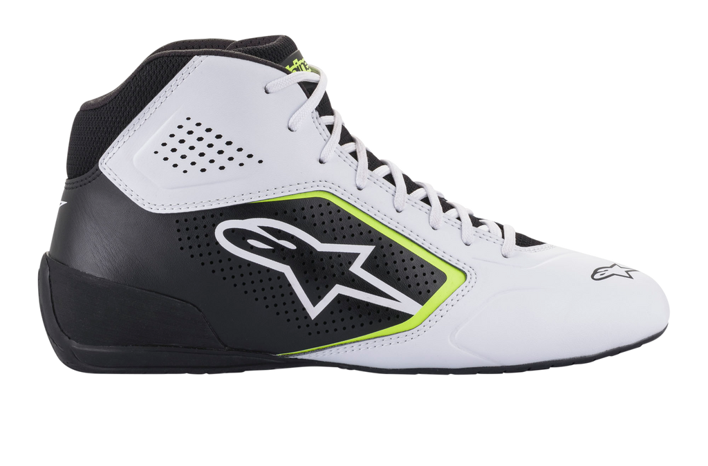 Scarpe Alpinestars Tech-1 K Start V2, scarpe da karting, bianco nero e giallo fluo, profilo laterale con pannelli in microfibra traforata, logo Alpinestars bianco con bordo giallo fluorescente, elegante design motorsport per il karting