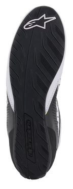 Alpinestars Tech-1 K Start V2 Shoes, vista della suola in gomma nera, trama del battistrada testurizzata per il grip, con logo Alpinestars bianco e marchio a rilievo, calzature da karting