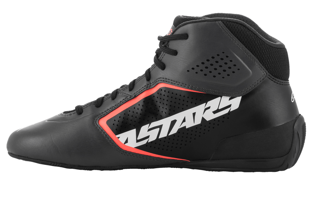 Scarpe Alpinestars Tech-1 K Start V2, scarpe da karting, nero asfalto e arancione fluo, profilo laterale con grande logo ASTARS bianco, tomaia in microfibra traforata con accenti arancione fluo, design motorsport aerodinamico