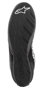 Alpinestars Tech-1 K Start V2 Shoes, scarpe da karting, vista della suola, gomma nera con battistrada testurizzato, con logo Alpinestars bianco e marchio in rilievo sul tallone, progettata per il grip sui pedali da gara