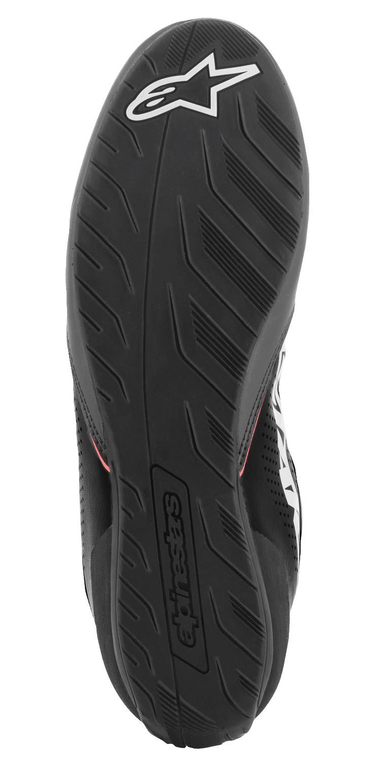 Alpinestars Tech-1 K Start V2 Shoes, scarpe da karting, vista della suola, gomma nera con battistrada testurizzato, con logo Alpinestars bianco e marchio in rilievo sul tallone, progettata per il grip sui pedali da gara