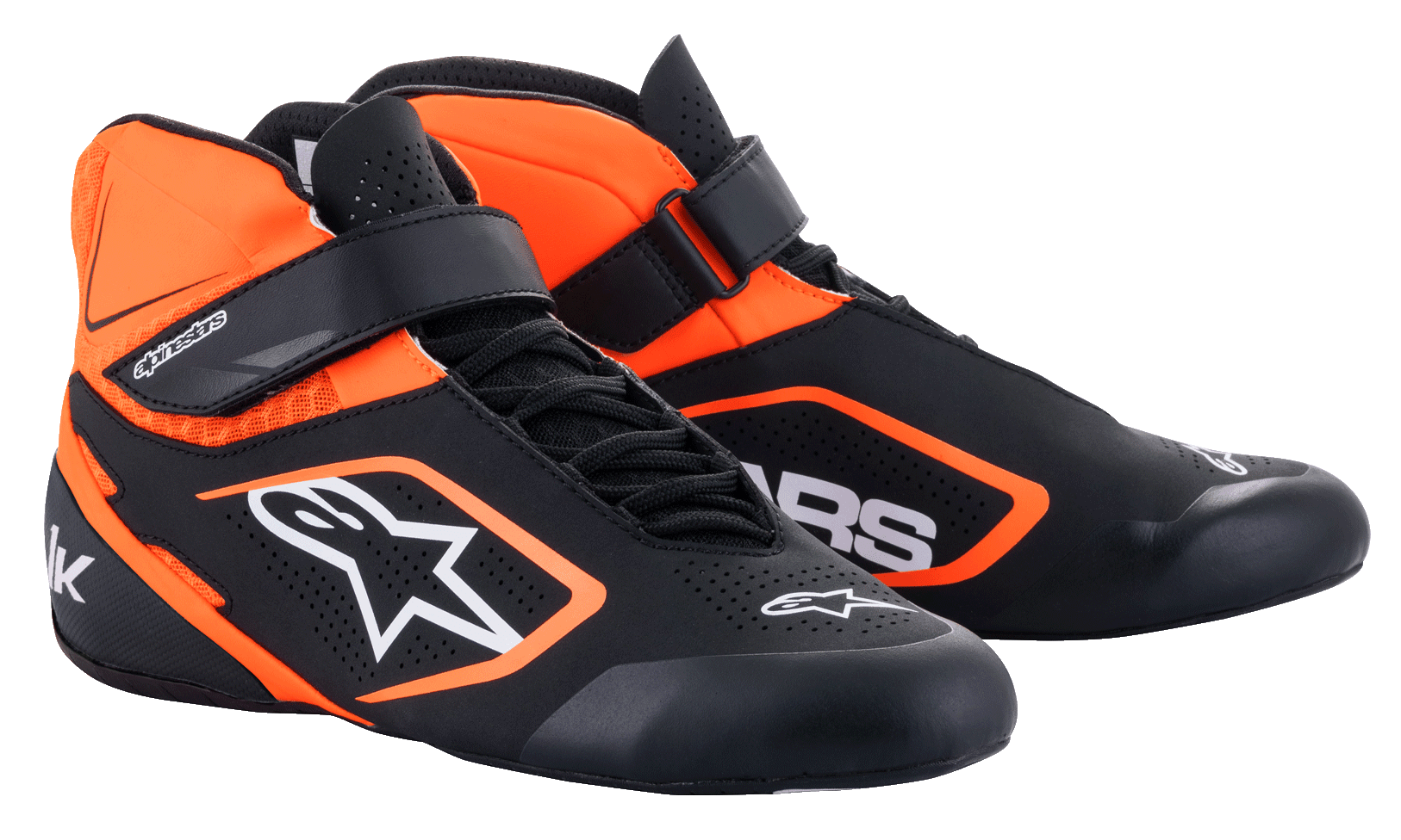 Scarpe da karting Alpinestars Tech-1 K V2, nero e arancione fluo bianco, calzature racing alte con doppia chiusura con cinturino alla caviglia e lacci, materiale sintetico traforato per la traspirabilità, design aerodinamico con logo Alpinestars bianco