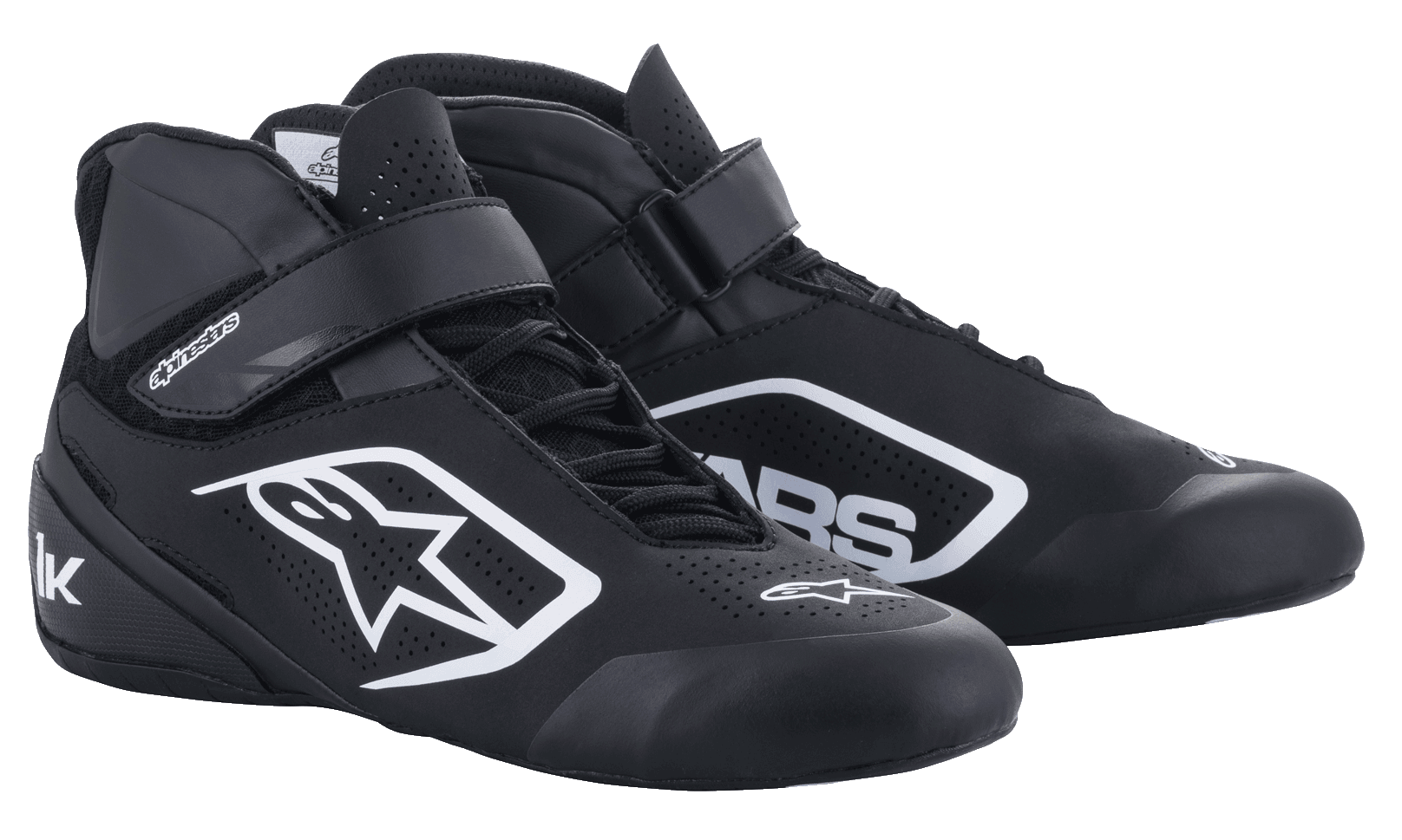 Scarpe Alpinestars Tech-1 K V2, scarpe da karting nere e bianche, design a profilo alto con ventilazione in microfibra traforata, doppia chiusura con lacci e cinturino a strappo, vistoso logo bianco, calzature da motorsport ad alte prestazioni