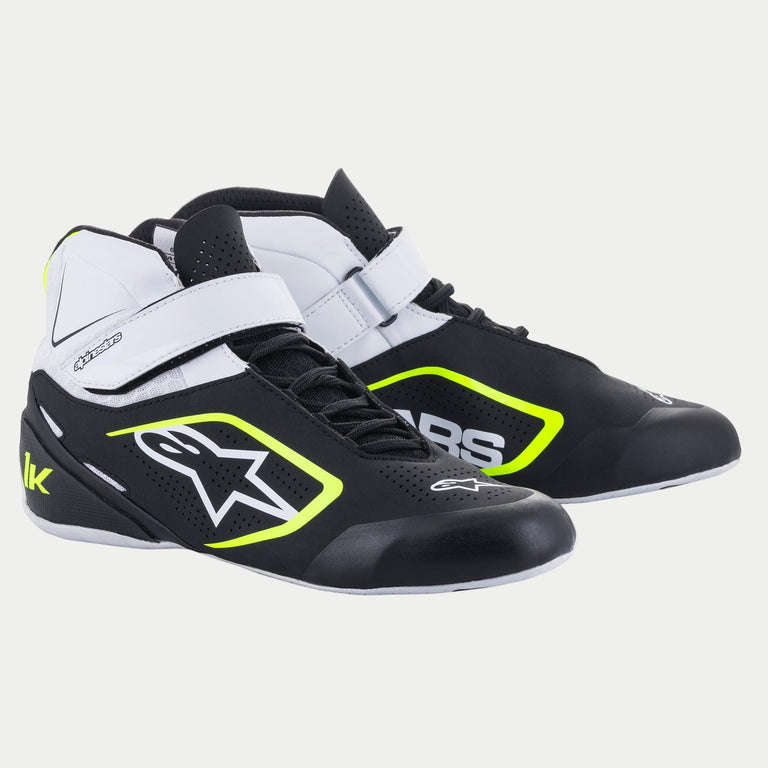 Scarpe Alpinestars Tech-1 K V2, calzature da karting, nero bianco e giallo fluo, scarpe da corsa mid-top in microfibra traforata, doppio sistema di chiusura con cinturino in velcro bianco e lacci, vistoso marchio Alpinestars sul lato.