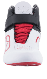 Scarpe Alpinestars Tech-1 K V2, scarpe da karting, bianco, nero e rosso, vista frontale con lacci rossi e cinturino regolabile a strappo nero, linguetta bianca traforata per il flusso d'aria, design elegante e traspirante per le corse.