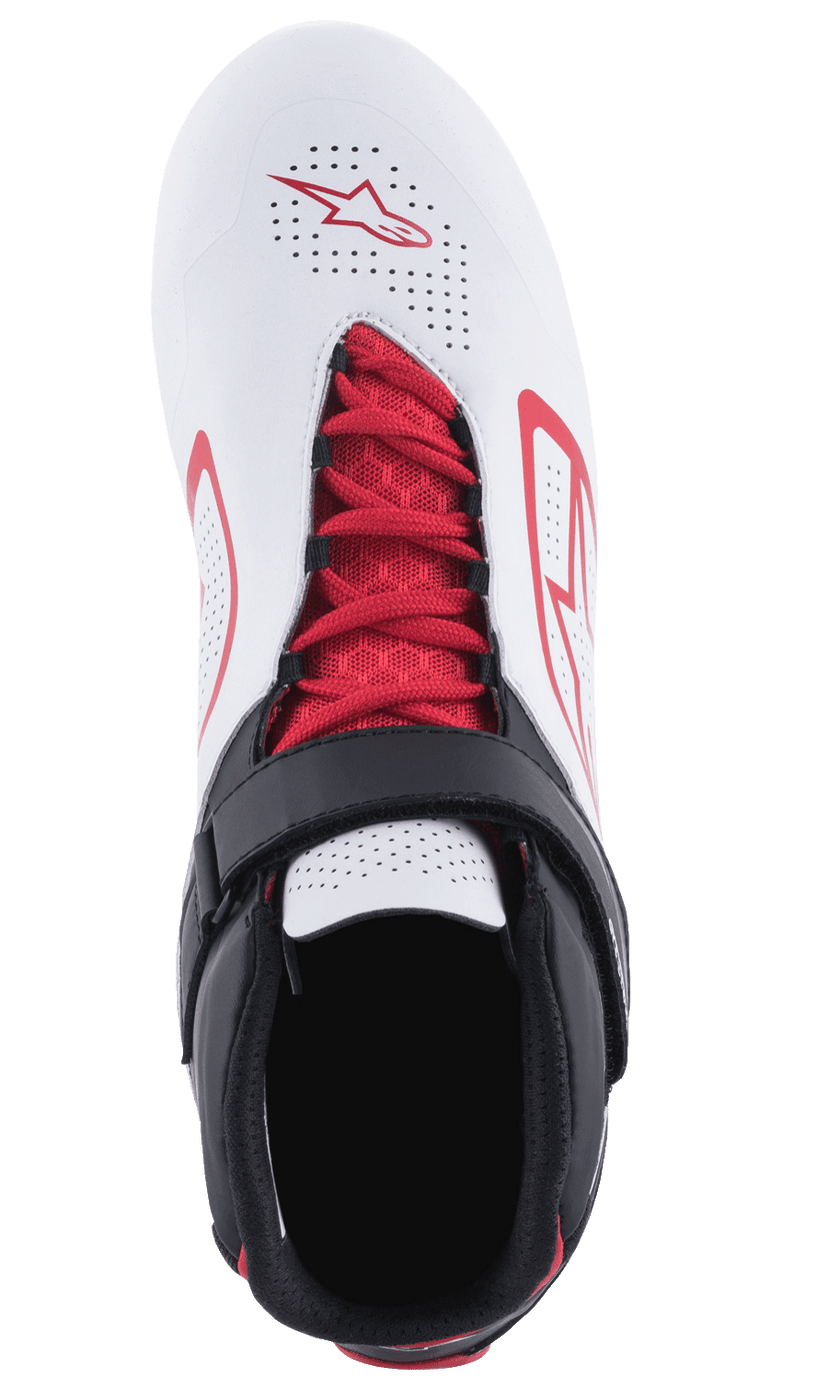 Scarpe Alpinestars Tech-1 K V2, scarpe da kart, bianco, nero e rosso, vista dall'alto con lacci rossi e cinturino a strappo nero, tomaia bianca traforata con loghi Alpinestars rossi, progettate per traspirabilità e supporto