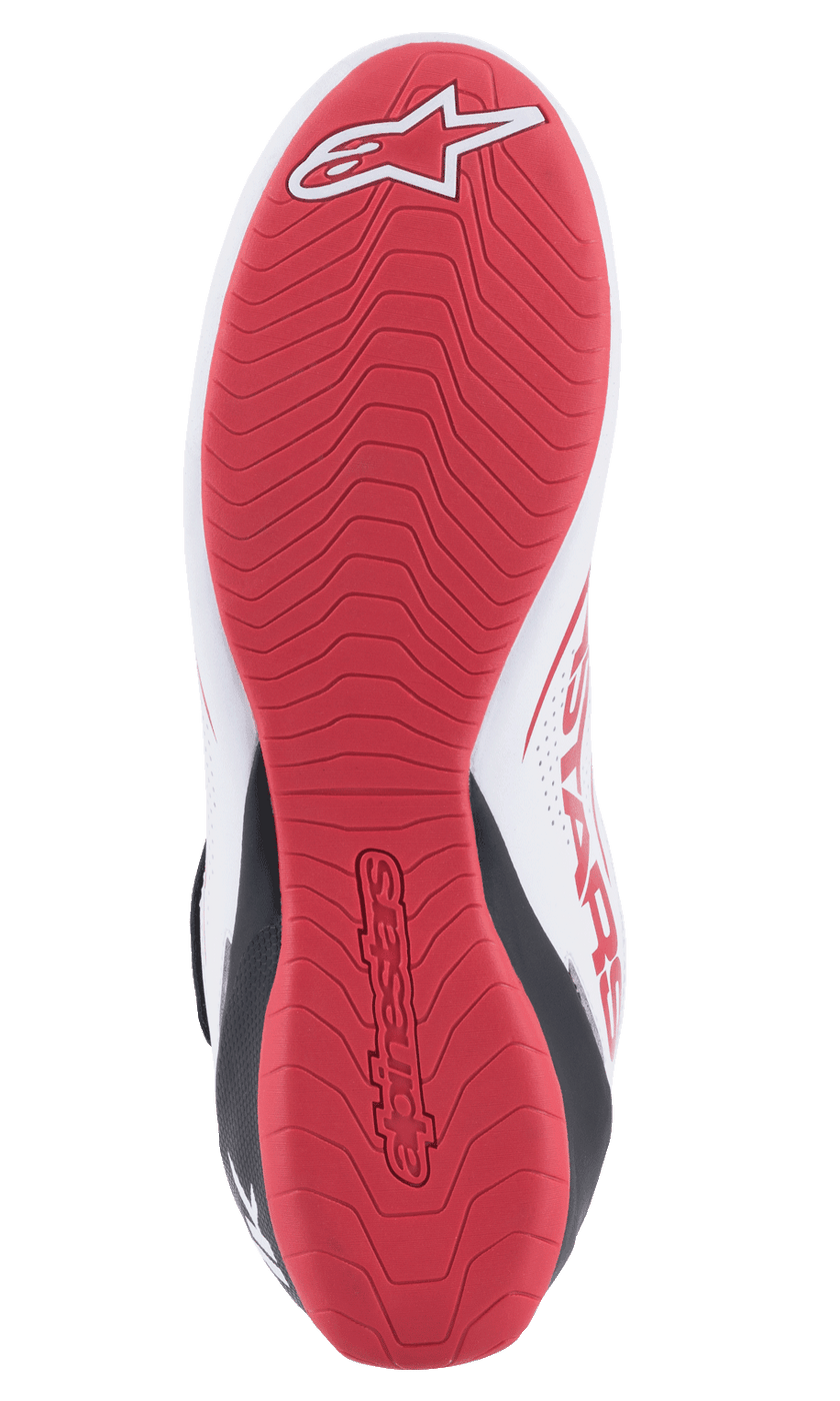 Scarpe Alpinestars Tech-1 K V2, scarpe da karting, bianco, nero e rosso, vista dettagliata dal basso della suola in gomma testurizzata rossa con logo Alpinestars e marchio in rilievo, progettata per la massima aderenza e sensibilità tattile