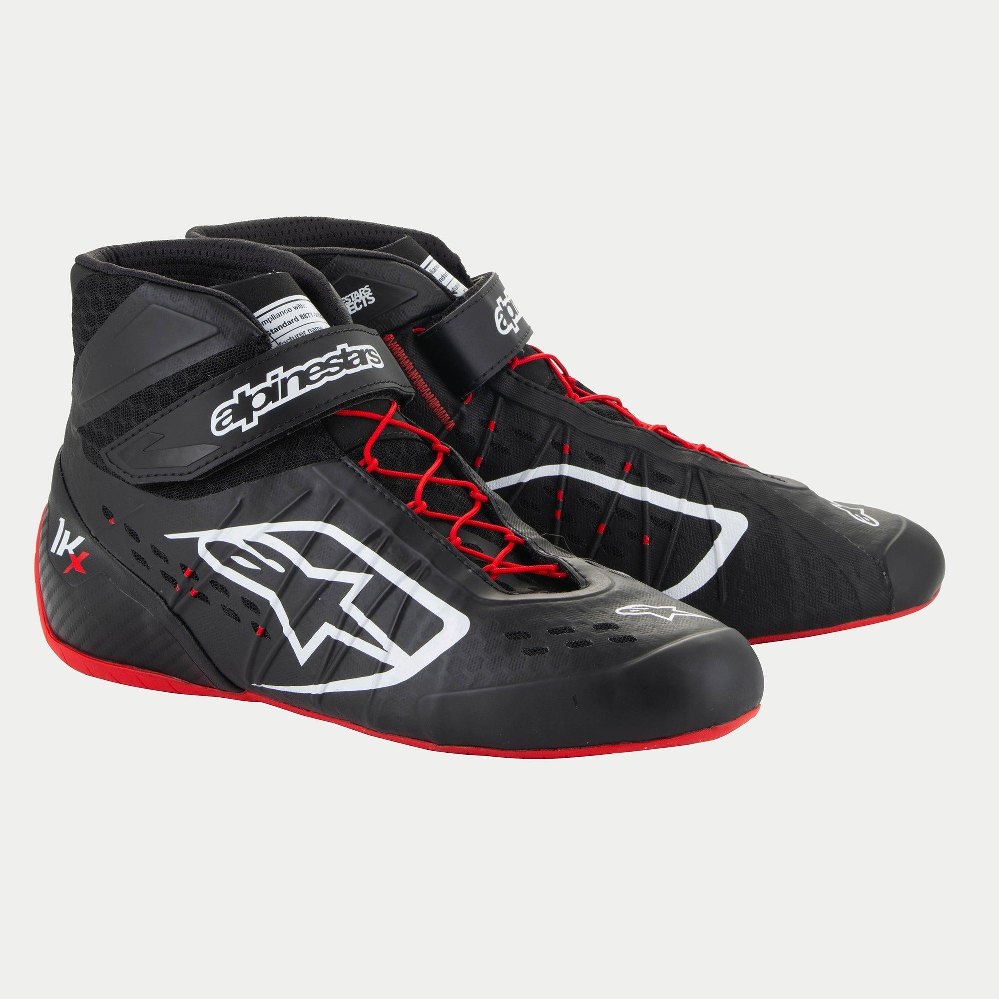 Scarpe Alpinestars Tech-1 KX V3, scarpe da kart, nero, bianco e rosso, con loghi Alpinestars bianchi, lacci asimmetrici rossi e suola esterna rossa, elegante costruzione termosaldata con perforazioni tagliate al laser e cinturini regolabili sulla caviglia per prestazioni nel motorsport.