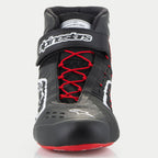 Scarpe Alpinestars Tech-1 KX V3, scarpe da kart, nero, bianco e rosso, vista frontale con allacciatura asimmetrica rossa, cinturino in Velcro nero alla caviglia con marchio bianco ed etichetta di certificazione FIA 8877-2022 sulla linguetta