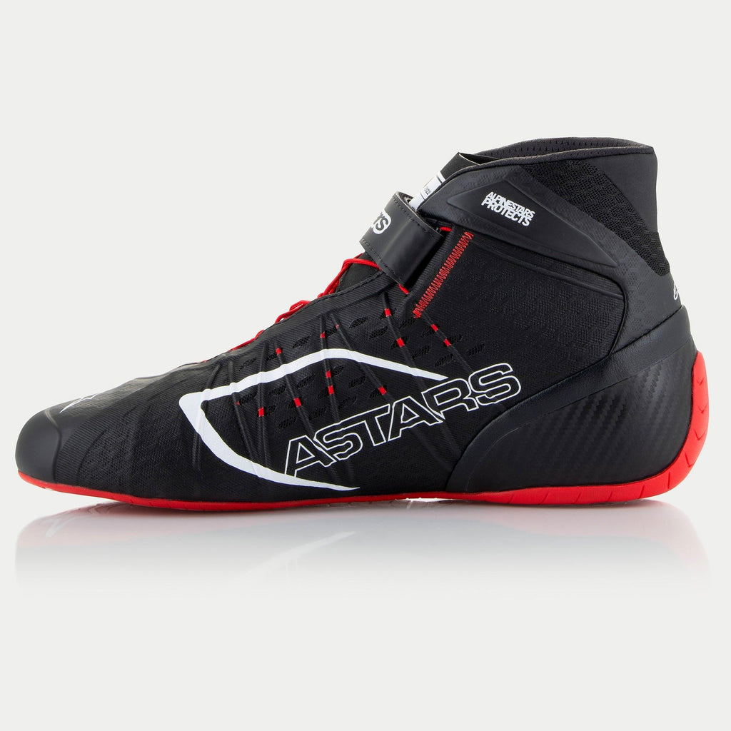 Scarpe da kart Alpinestars Tech-1 KX V3, nero, bianco e rosso, profilo laterale con logo ASTARS bianco, suola esterna rossa e perforazioni tagliate al laser, calzature professionali da motorsport per competizioni