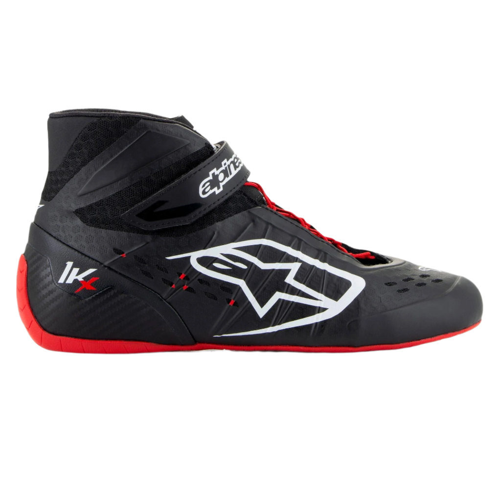 Alpinestars Tech-1 KX V3 Shoes, scarpe da corsa karting, nero, bianco e rosso, profilo laterale con costruzione termosaldata senza cuciture, grande logo bianco laterale, design alto con cinturino in velcro e sottile suola in gomma rossa