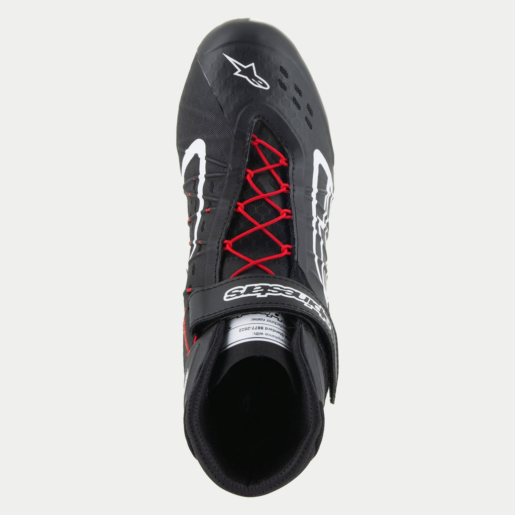 Scarpe Alpinestars Tech-1 KX V3, scarpe da karting, nero, bianco e rosso, vista dall'alto con lacci rossi e cinturino nero alla caviglia con branding bianco, logo Alpinestars bianco sulla punta, design elegante e traspirante per prestazioni nel motorsport