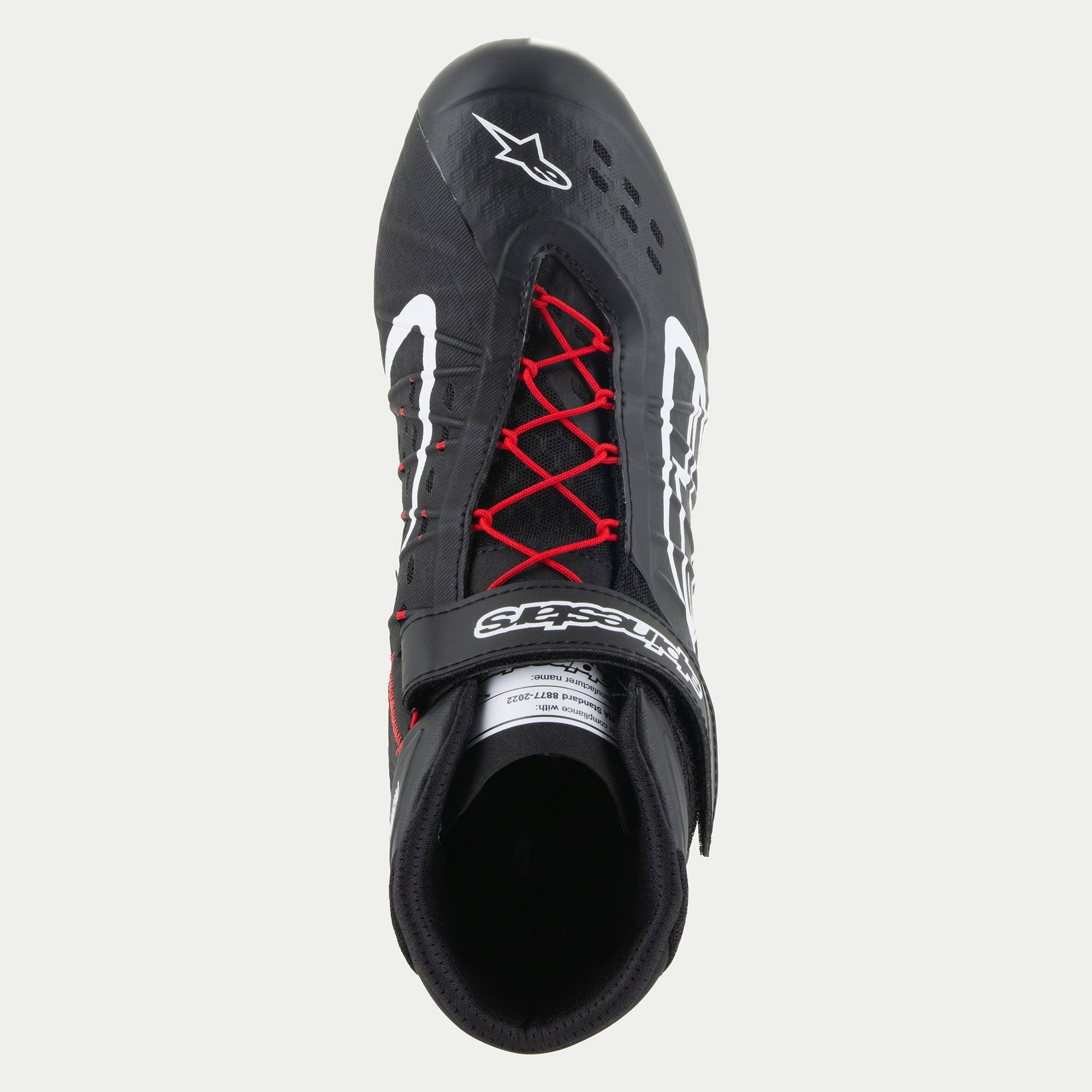 Scarpe Alpinestars Tech-1 KX V3, scarpe da karting, nero, bianco e rosso, vista dall'alto con lacci rossi e cinturino nero alla caviglia con branding bianco, logo Alpinestars bianco sulla punta, design elegante e traspirante per prestazioni nel motorsport