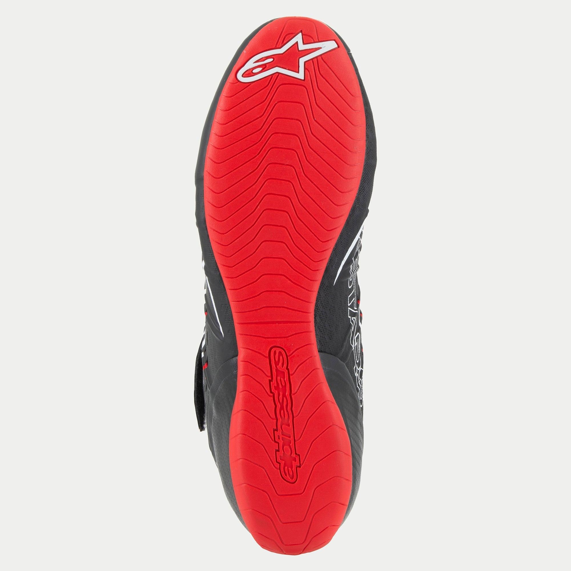 Scarpe Alpinestars Tech-1 KX V3, vista della suola, suola esterna in gomma sottile rosso acceso con trama grip strutturata, logo a stella Alpinestars bianco sul tallone e marchio in rilievo, calzatura professionale da karting