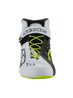 Scarpe Alpinestars Tech-1 KX V3 - FIA, calzature da karting, nero, bianco e giallo fluo, vista frontale con lacci giallo fluorescente, cinturino alla caviglia bianco con marchio nero, design asimmetrico a blocchi di colore e dettagli di ventilazione tagliati al laser
