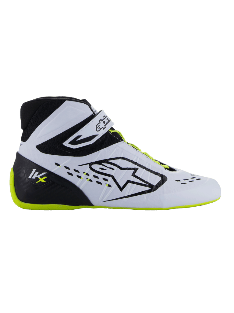Scarpe Alpinestars Tech-1 KX V3 - FIA, scarpe da karting, nero, bianco e giallo fluo, profilo laterale sottile con tomaia termosaldata bianca, tallone nero con logo KX, suola e lacci giallo fluo, design professionale da motorsport per il karting